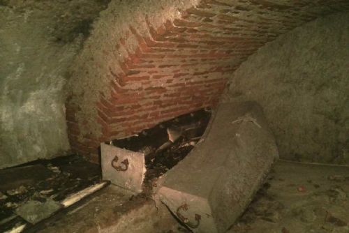 Unikátní nález v Olomouci: Sarkofágy a románské zdivo pod katedrálou sv. Václava