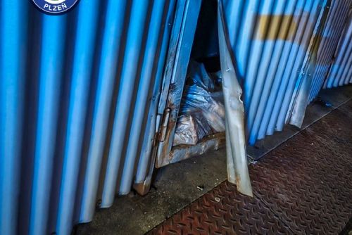 „Už to bylo, jen jsem tomu pomohl“, čtveřice zadržena u vypáčených boxů na Slovanech