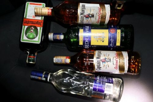 V autě vezli alkohol z vykradeného kiosku. Sedmnáctiletý řidič pak ujížděl policii