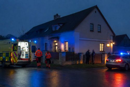 V Čerňovicích se muž polil benzinem a zapálil. Oheň uhasili lidé, má popáleniny