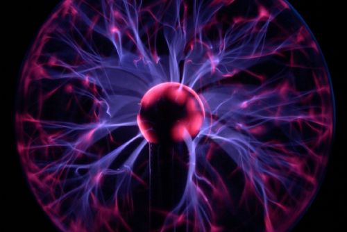 V Techmanii se elektřina lepí na prsty. Plazmová koule ukazuje fyziku jako barevnou show