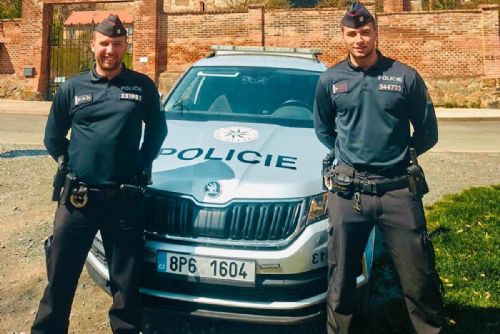 Ve Stodu zkolaboval muž. Policisté ho po masivním infarktu oživovali přímo u silnice