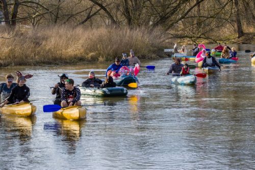 Chotěšovský zmrzlík, večerníčkové sjeli tradičně Radbuzu v Chotěšově