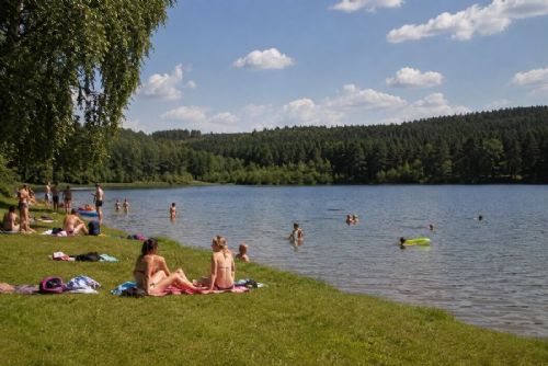Vedra zhoršují kvalitu vody v jižních Čechách. Na Orlíku u Podolska platí zákaz koupání, problémy hlásí i Lipno