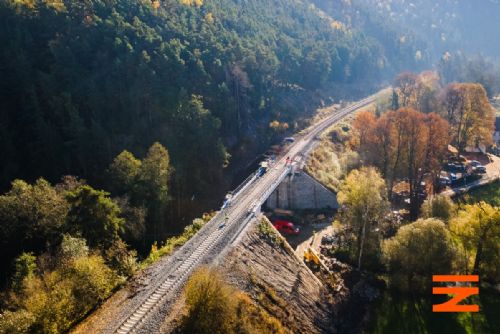 Vlaky se vrátily mezi Plzní a Žatcem po modernizaci mostů a tunelu