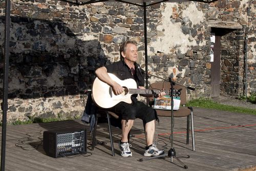 Vojta Kiďák Tomáško rozezní Švihovský hrad folkovými melodiemi