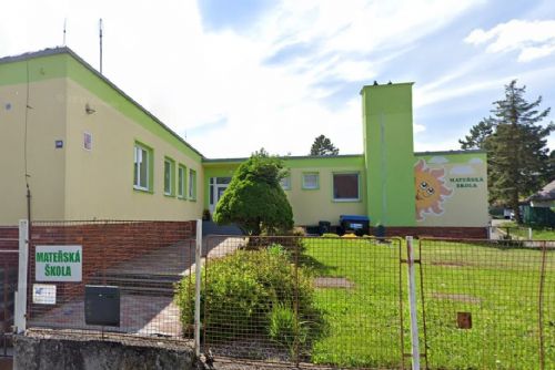 Vyrabovanou školku na Tachovsku zachraňují rodiče a dobrovolníci