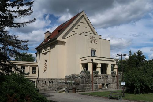 Zamčeni na hřbitově - Plzeň zkrátila otevírací dobu kvůli narkomanům