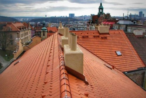 Zamkl partnerku v bytě, při útěku spadla ze střechy. Soud muže zprostil viny