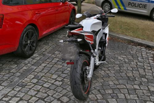 Zloděj nepočítal s policistou po službě. Zahlédl hledanou motorku a sledoval ji až k dopadení řidiče