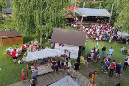 Zveme vás na Sochovy slavnosti: folklor, cimbál a humor ve Lhotce!