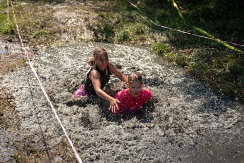 Děti čeká ve Škodalandu bláto, voda i překážky. Oblíbený závod se vrací k Borské přehradě