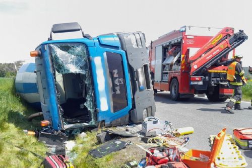 Hasiči vyprošťovali kamion z příkopu