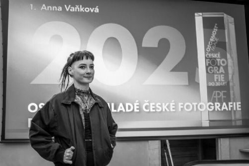 Absolventka plzeňské Sutnarky získala prestižní cenu Osobnost mladé české fotografie