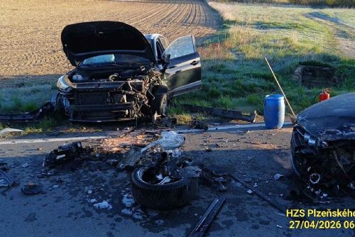 Čelní střet u Stodu. Alfa Romeo v zatáčce vjela do protisměru, zranili se dva řidiči