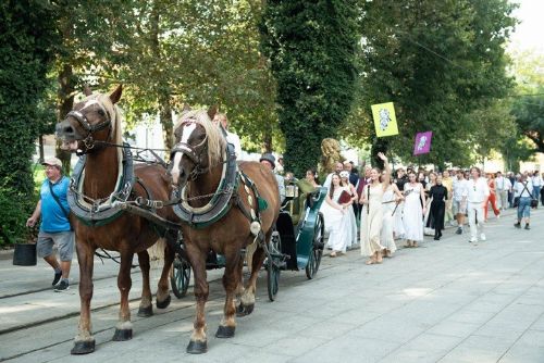 Centrum Plzně ovládnou herci, zpěváci i tanečníci. Průvod Vendelín zahájí novou sezonu DJKT