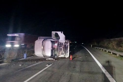 Dálnice D5 uzavřena - převrácený kamion a únik nafty způsobily chaos