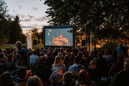 Dnes začínají Plzeňské filmové večery. Kino zamíří na netradiční místa
