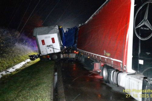Dramatická nehoda na D5 - tři kamiony v sobě a zásah vrtulníkem