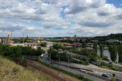 Dvorecký most mění MHD v Praze: tramvaje a autobusy nově, auta bez průjezdu