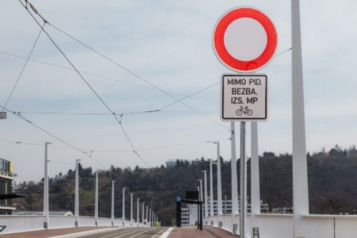Dvorecký most slouží MHD a cyklistům, motorkáři žádají změnu