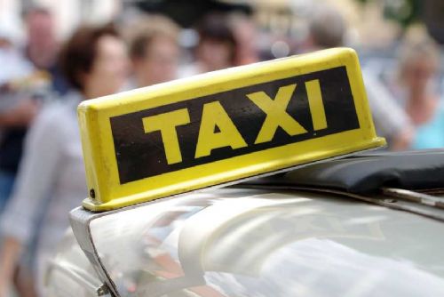 Hranice zavádí nový systém taxislužeb: Senioři obdrží virtuální korunky!
