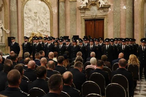 Hrdinové Olomouce oceněni: 60 hasičů získalo medaile za službu a statečnost