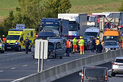 Hromadná nehoda na D5 u Loděnice zablokovala směr na Prahu, kolony zasáhly až na Berounsko