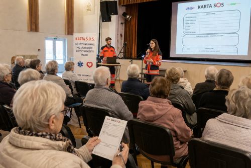 Kartička, která může pomoci zachránit život. Senioři na Slovanech si ji odnesou zdarma