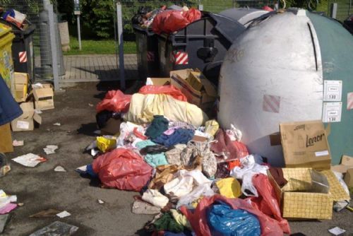 Konec přeplněných popelnic v Plzni? Město zrychlilo svoz plastu a papíru