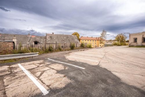 Konec volného parkování u Jihlavanu: žluté kříže pro zajištění průjezdnosti