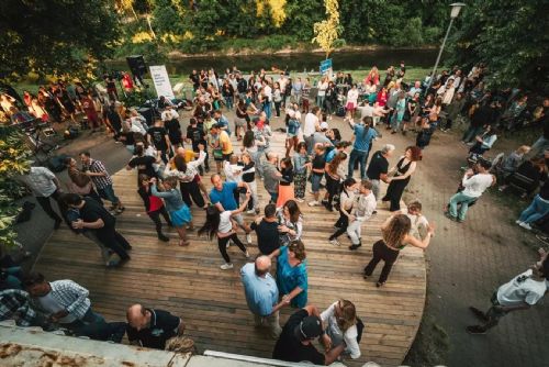 Kulturní léto v Plzni: náplavky ožijí koncerty, slam poetry a festivaly
