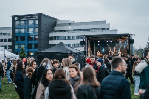 Lékařská fakulta v Plzni slaví 80 let a rozsvítí Karlovku velkolepým videomappingem