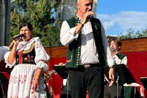 „Lomnice nad Lužnicí ožívá dechovou hudbou: pestrý program a kulinářské zážitky“
