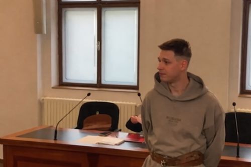 Mladík, který v Sušici pobodal náhodného kolemjdoucího, si odpyká 17 let