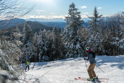 Na Špičáku je stále až 60 cm sněhu. Víkend přidá testování vybavení zdarma a muziku