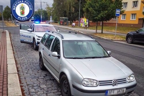 Nejistá jízda u Tyršova mostu skončila kontrolou. Téměř osmdesátiletý senior nadýchal 1,7 promile