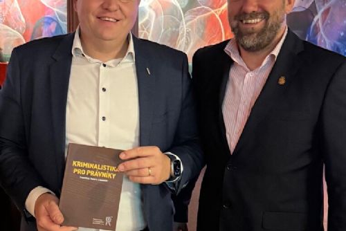Nová příručka kriminalistiky pro právníky z Plzně