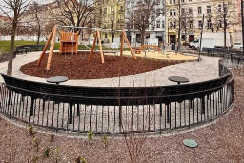 Nové hřiště na náměstí Jiřího z Poděbrad budí pozornost, debata se zaměřila na jeho podobu