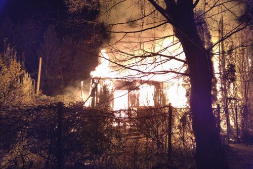 Obří požár na Rokycansku zničil chatu za miliony. Hasiči z plamenů vynesli i plynovou lahev