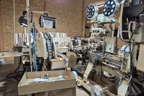 Obří továrna na cigarety odhalena