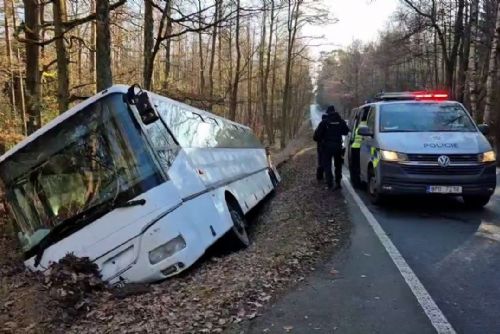 Opilce na drogách, který naboural autobus obvinila policie