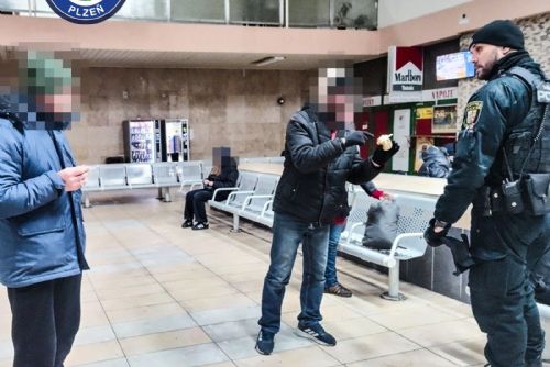 Opilci si spletli plzeňské autobusové nádraží s nálevnou