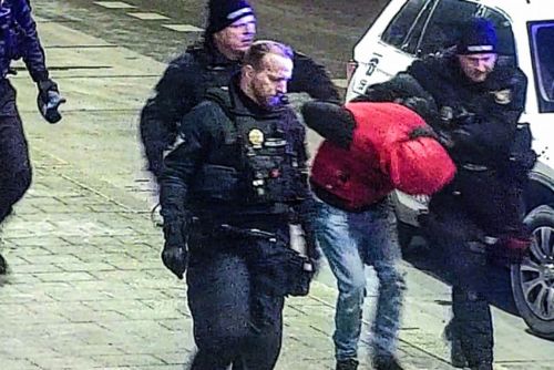 Opilý cizinec s 3,23 promile napadl řidiče MHD v Plzni, skončil na záchytce