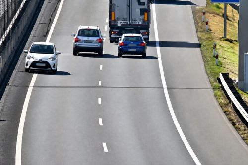 Osmdesátiletý řidič jel po D5 v protisměru. Vyhýbaly se mu desítky aut