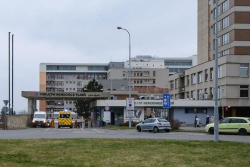 Pacient ve fakultní nemocnici spadl z okna. Pád přežil, případ prověřuje policie