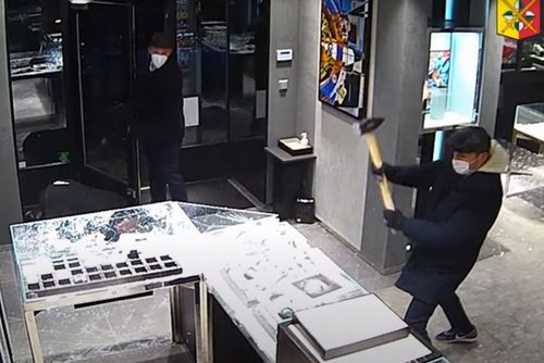 Policie odhalila po 4 letech zlodějský gang, známý jako Pink Panthers