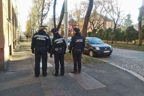 Plzeň dá další peníze do bezpečí. Osm asistentů bude v ulicích mírnit konflikty