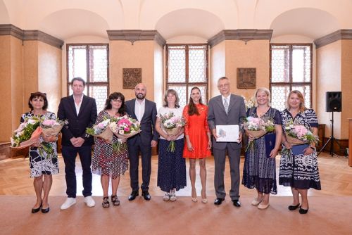 Plzeň ocenila pedagogy, provozní zaměstnance i mecenáše na radnici