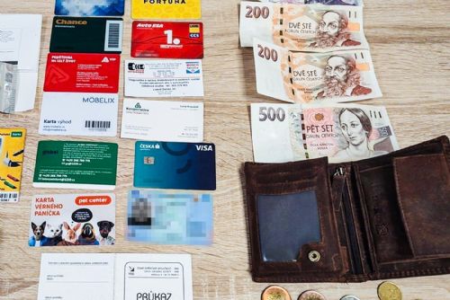 Poctivý nálezce vrátil peněženku, majitel si ji vyzvedne až vystřízliví